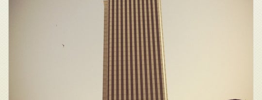 Torre Picasso is one of Orte, die Alvaro gefallen.