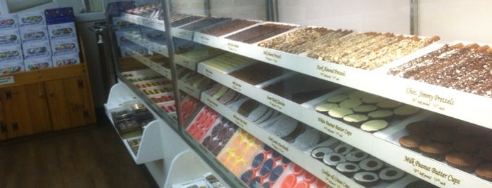 Tuck's Candies is one of สถานที่ที่ Tanay ถูกใจ.