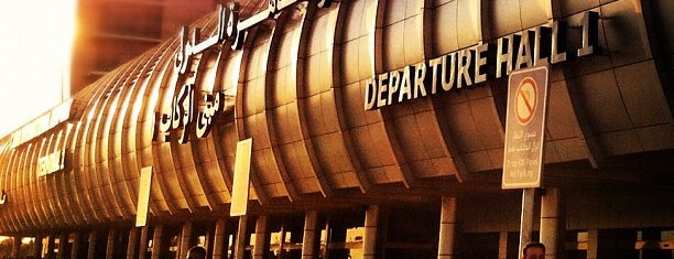 Kahire Uluslararası Havalimanı (CAI) is one of Moe'nin Beğendiği Mekanlar.