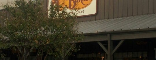 Cracker Barrel Old Country Store is one of Tempat yang Disukai Phillip.