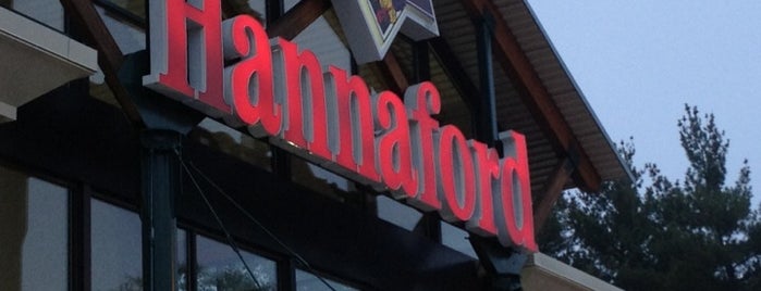 Hannaford Supermarket is one of Locais curtidos por Lisa.