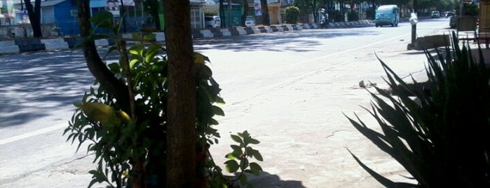 Jalan Veteran Utara is one of Makassar Main Roads.