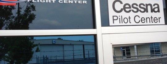 Lanier Flight Center PDK is one of สถานที่ที่ Chester ถูกใจ.