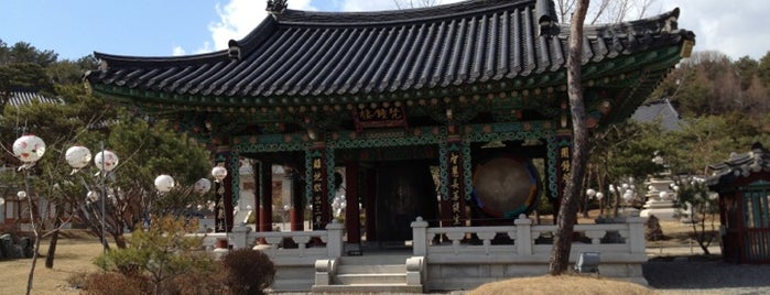 Bongnyeongsa is one of Buddhist temples in Gyeonggi.