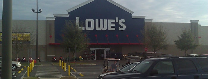 Lowe's is one of สถานที่ที่ Lizzie ถูกใจ.