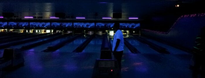 Hoebowl Lanes is one of Places.