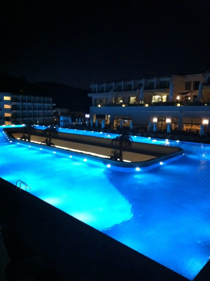 hotel-pool