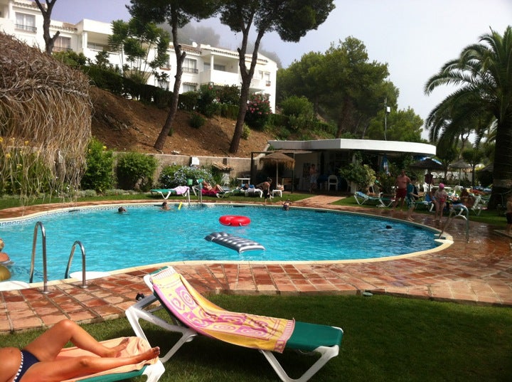 hotel-pool