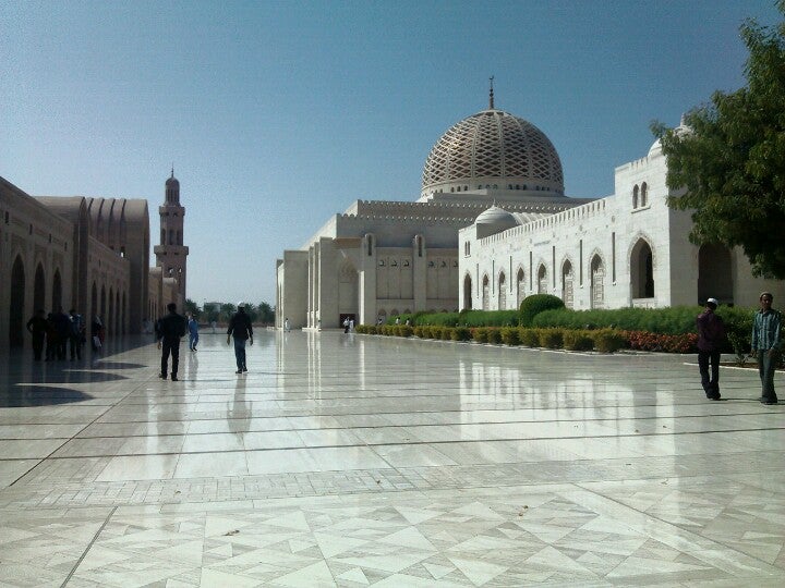 Shatti Al Qurum (شاطئ القرم)