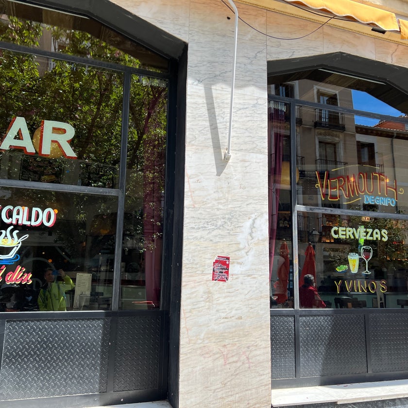 Café Pavón - Breakfast Spot,Tapas Bars,Dive Bars - restaurants,bar,coffee,music,healthy food,crowded,neighborhood,trendy,good for dates,pets,good for a quick meal,good for groups