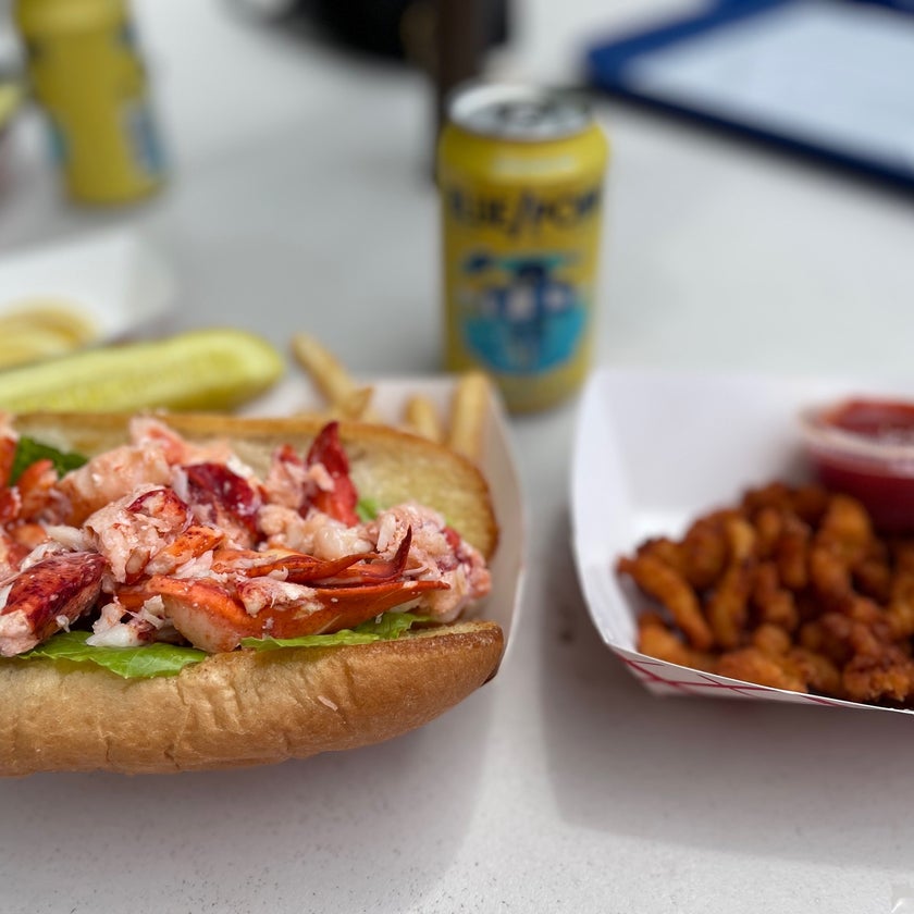 Claws Seafood Market - Fish and Chips Shop,American Restaurant,Seafood Restaurant - staff,soup,healthy food,parking,french fries,fresh food,comfortable,island,good for a quick meal,good for special occasions