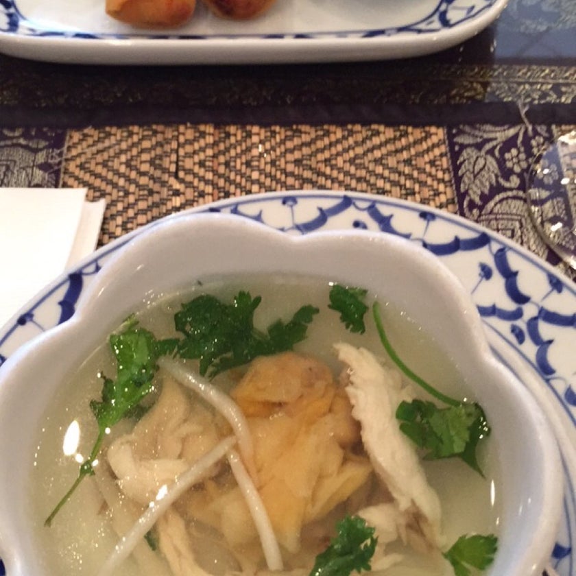 Lucky Elephant Thai Cuisine - Thai Restaurant - restaurants,bar,chicken,soup,salads,well,healthy food,parking,spicy food,dinner,great value,coconut,trendy,good for dates,lunch specials,good for groups,good for business meetings,good for special occasions,red curry,tom kah gai