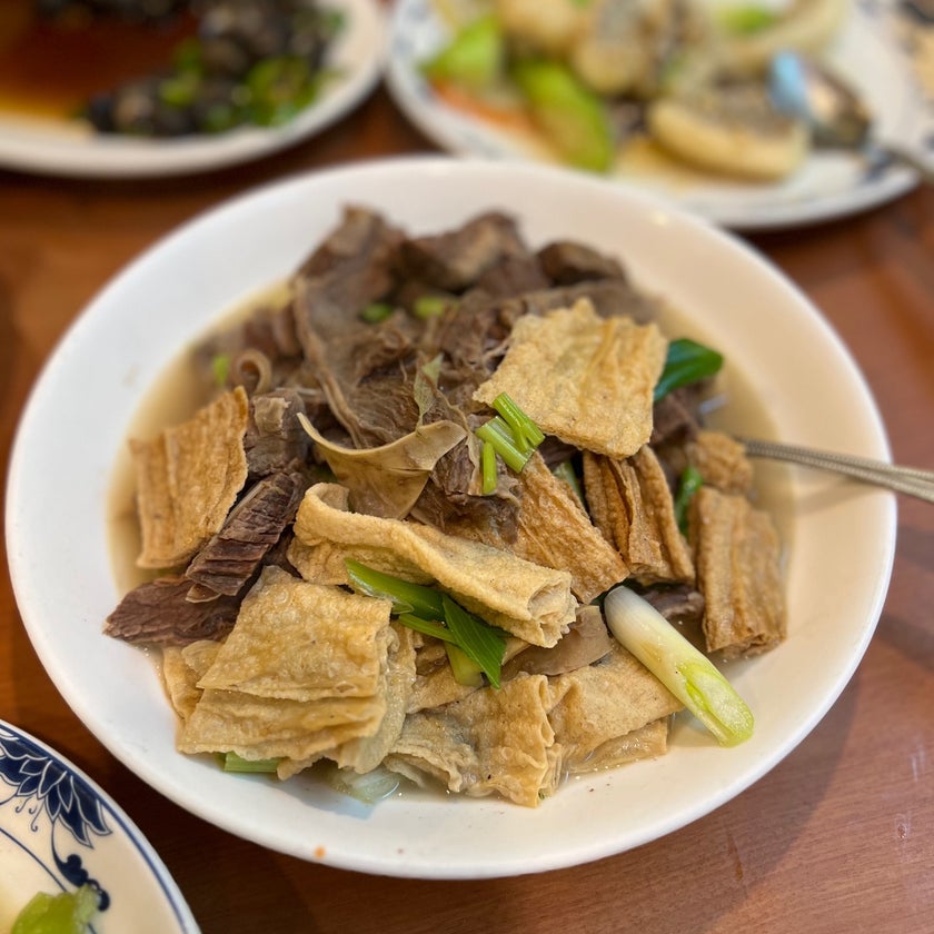 Wo Hop - Cantonese Restaurant,Dim Sum Restaurant,Soup Spot,Chinese,Noodles,Soup - meats,chicken,breakfast food,beef,well,lunch,town,city,spicy food,pork,eggs,lines,dinner,fair,crowded,ribs,peppers,good for a late night,big portions,trails,honey,wontons,good for a quick meal,cash only,basement,broccoli,egg rolls,garlic sauce,good for groups,lo mein,bean sprouts,generous servings,chow fun,black bean sauce,hot oil,snow peas,chow fon,downstairs,downstairs