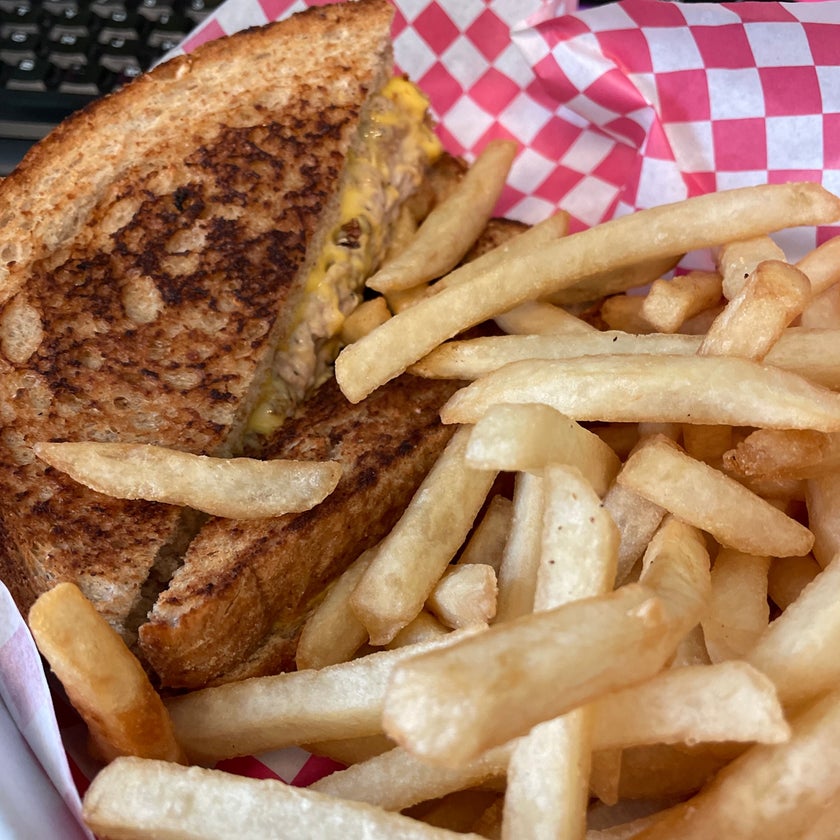Dave's Downtown - Burger Joint,New American Restaurant - bar,good service,chicken,breakfast food,cheese,lunch,eggs,chips,chili,big portions,enchiladas,gravy,caters,daily specials,oatmeal,turkey chili