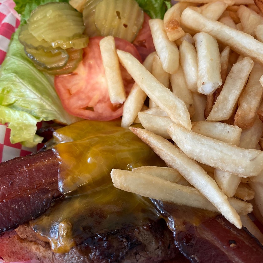 Dave's Downtown - Burger Joint,New American Restaurant - bar,good service,chicken,breakfast food,cheese,lunch,eggs,chips,chili,big portions,enchiladas,gravy,caters,daily specials,oatmeal,turkey chili