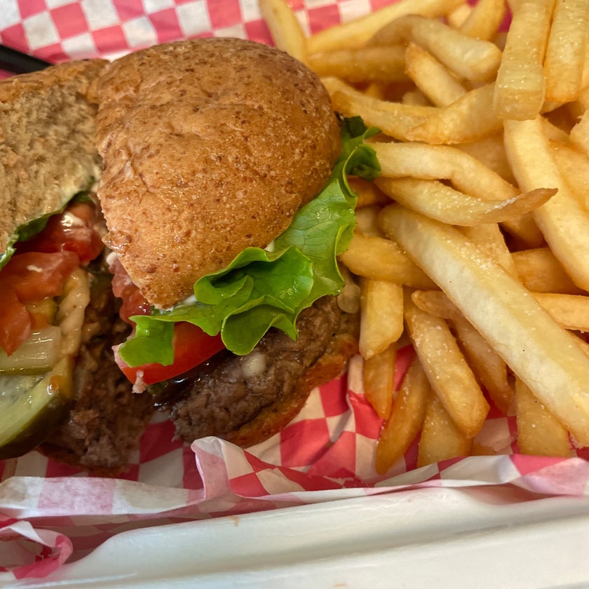 Dave's Downtown - Burger Joint,New American Restaurant - bar,good service,chicken,breakfast food,cheese,lunch,eggs,chips,chili,big portions,enchiladas,gravy,caters,daily specials,oatmeal,turkey chili