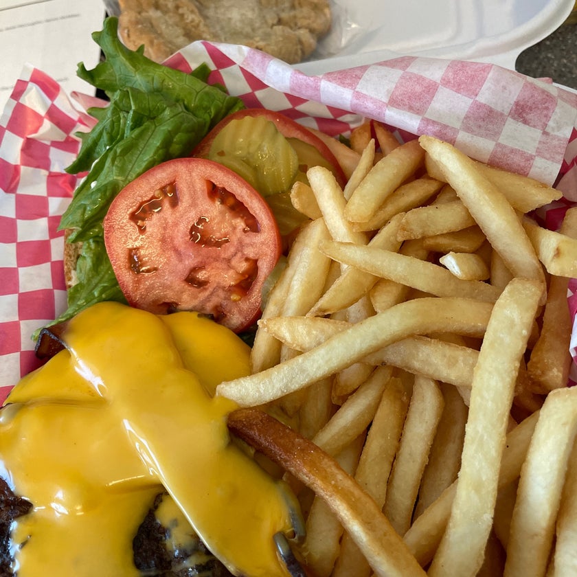 Dave's Downtown - Burger Joint,New American Restaurant - bar,good service,chicken,breakfast food,cheese,lunch,eggs,chips,chili,big portions,enchiladas,gravy,caters,daily specials,oatmeal,turkey chili