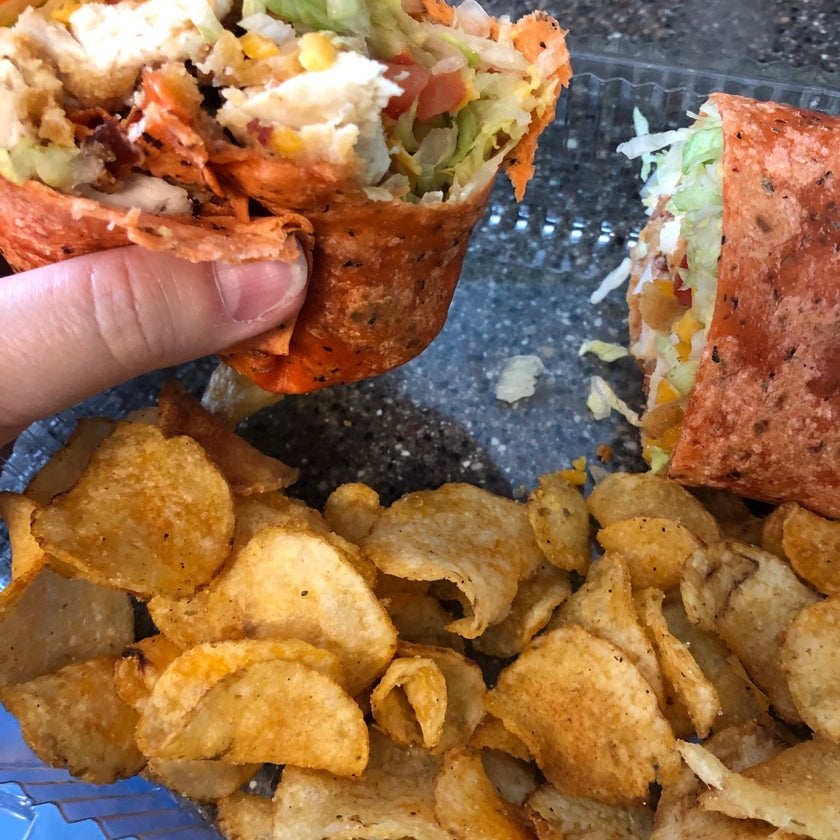 Dave's Downtown - Burger Joint,New American Restaurant - bar,good service,chicken,breakfast food,cheese,lunch,eggs,chips,chili,big portions,enchiladas,gravy,caters,daily specials,oatmeal,turkey chili