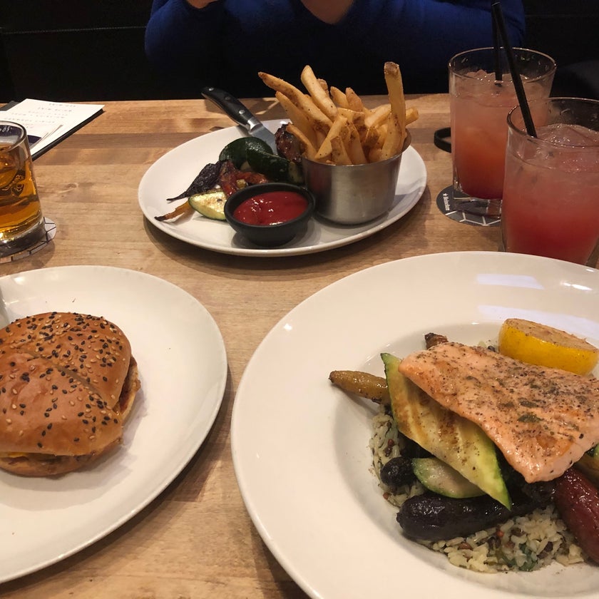 Moxie's - Mediterranean Restaurant,New American Restaurant,Steakhouse - good service,lunch,dinner,gifts,trendy,lagers,good for business meetings,honey garlic