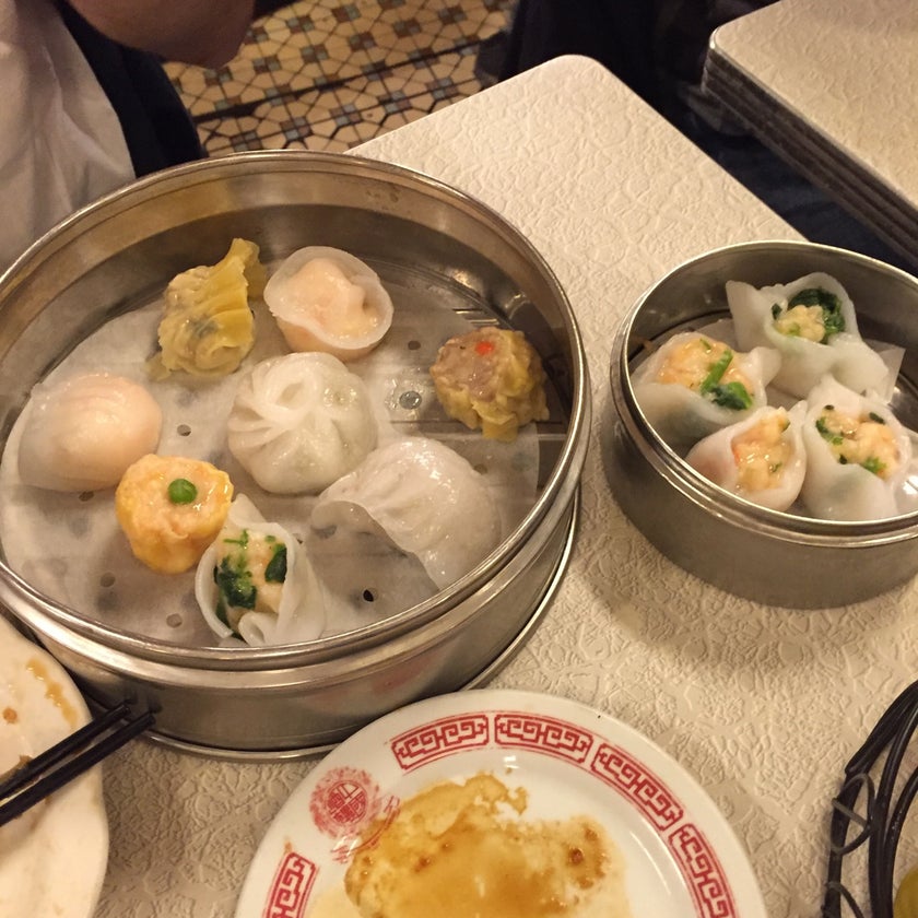 Nom Wah Tea Parlor - Dim Sum Restaurant - desserts,inexpensive,beef,soup,well,lunch,town,tea,city,eggs,dinner,crowded,great value,bacon,ribs,cute,homemade food,peppers,pancakes,tours,Christmas,village,dim sum,green tea,long waits,eggplant,good for a quick meal,diner food,spring rolls,booths,hipster,bright,egg rolls,fresh made,taro,retro style,cilantro,good for groups,pork buns,mince,fun atmosphere,house specialties,variations,chives,chicken feet,scallion pancakes,rice rolls,yum cha,communal seating,shumai,fried dough,sesame balls,snow peas,XO sauce,turnip cakes,cheung fun,cha siu,lotus leaf