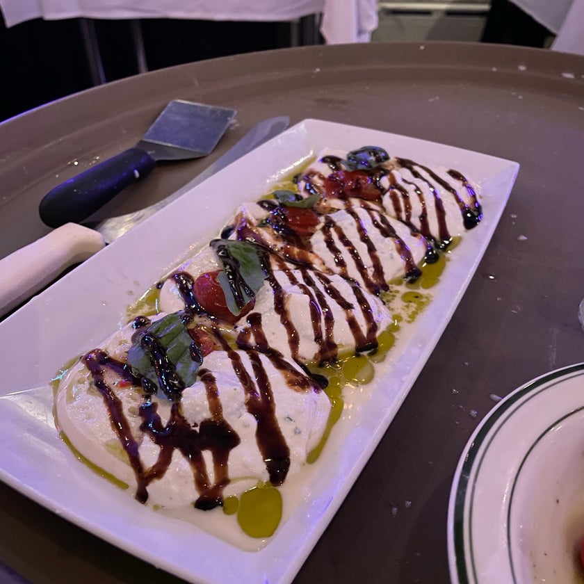 Cafe 2825 - Italian Restaurant - bar,Italian food,good service,dinner,fresh food,takes reservations,cheesecake,coconut,mozzarella,Caesar salad,homemade meatballs,piccata,sunday gravy