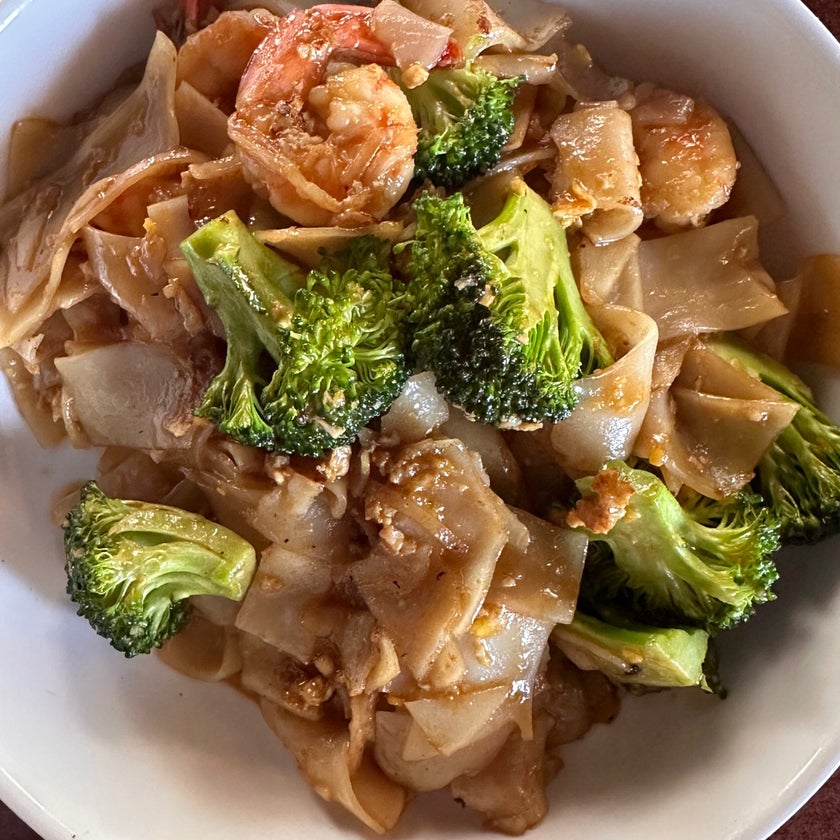 Sawadee Thai Restaurant - Thai Restaurant - good service,chicken,fruit,clean,town,parking,outdoor seating,dinner,great value,curry,big portions,mango,takeout,lunch specials,good for a quick meal,basil,stir fry,puff pastry,pinapple