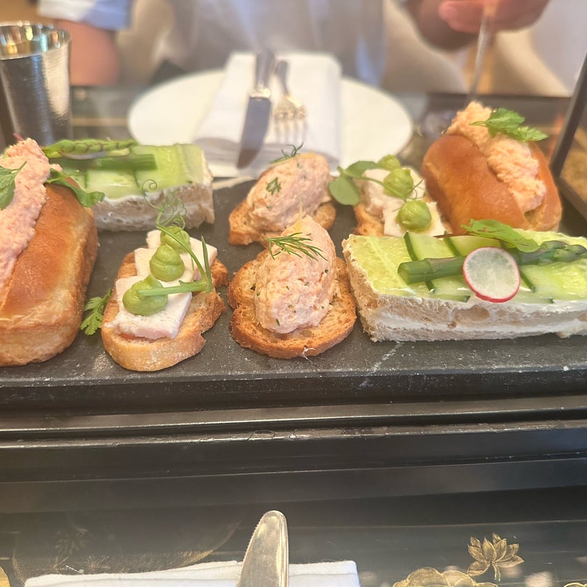 Mirror Room - Restaurant,Breakfast & Brunch,Champagne Bars,Tea Rooms - coffee,desserts,breakfast food,brunch food,cocktails,books,takes reservations,couches,eggs benedict,afternoon tea