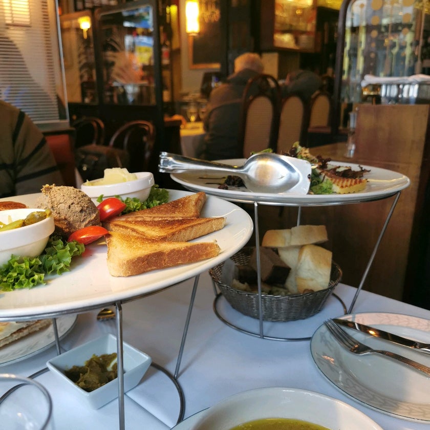 Na ćošku - Restaurant - restaurants,bar,soup,healthy food,quiet,great value,big portions,truffles,mashed potatoes,white chocolate,goat cheese,good for groups,good for business meetings,good for special occasions,lava cake,porcini,Irish stew,sticky pudding from date palms