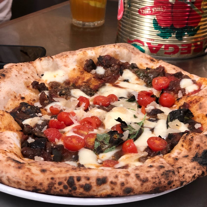 Pizza Pilgrims - Pizzeria,Italian Restaurant,Pizza - pizza,town,spicy food,tomatoes,honey,good for a quick meal,dough,good for groups,basil pesto