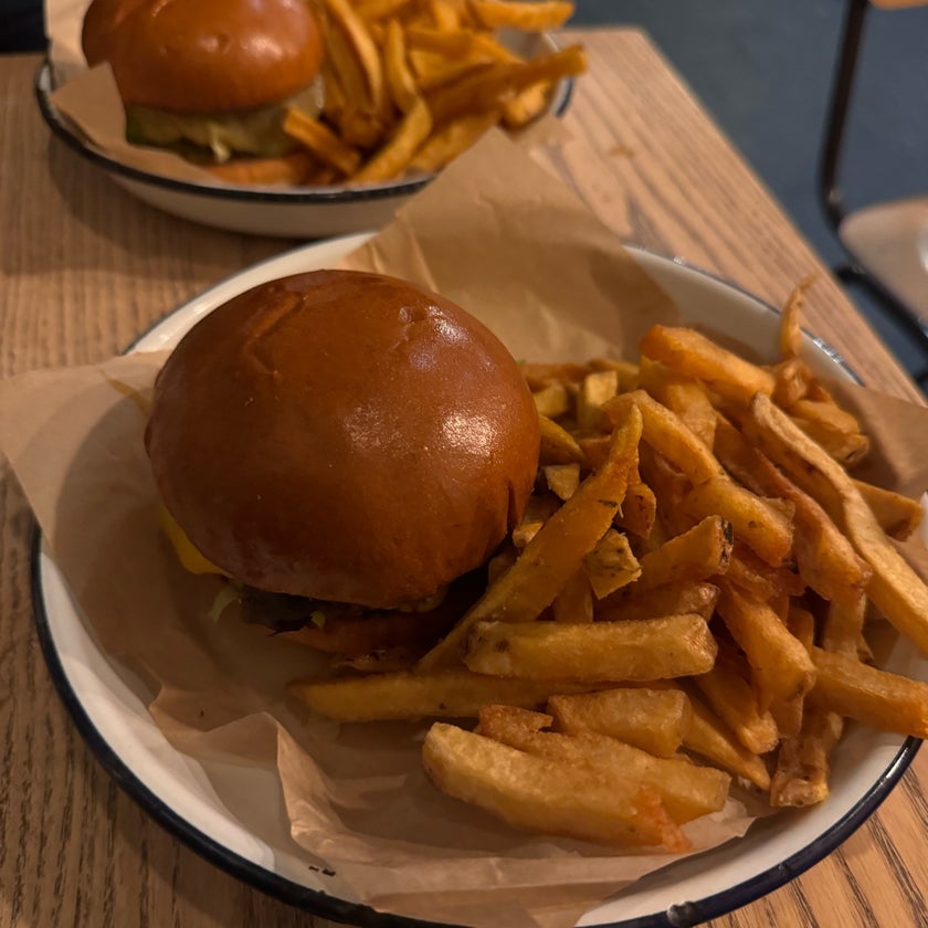 Honest Burgers Warren St - Burger Joint,American Restaurant,Fast Food Restaurant,Burgers - restaurants,staff,burgers,lunch,chips,turkey,rosemary fries,student deals