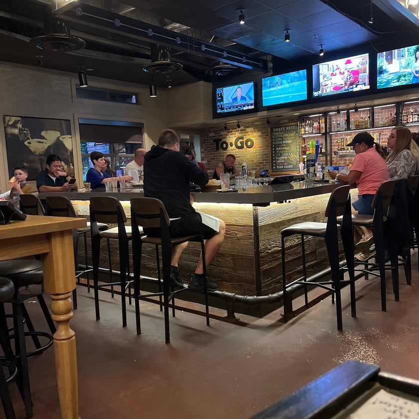 Chili's Grill & Bar - Bar,American Restaurant,Tex-Mex,Bars,American - bar,cheese,lunch,parking,dinner,chips,crowded,great value,happy hour,margaritas,chili,wraps,queso,breadsticks,good for groups,pretzel bread,watermelon lemonade