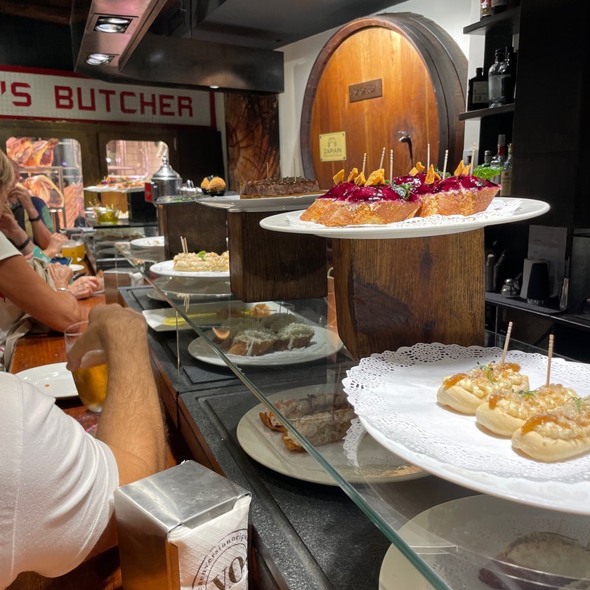 Sagardi Bcn Gotic - Tapas Restaurant - cheese,lunch,healthy food,town,outdoor seating,dinner,crowded,great value,ribs,snacks,mushrooms,tapas,tourism,trendy,good for dates,country,good for a quick meal,skewers,good for special occasions,pintxos,anchovies,pimentos,green salad,egg yolks,boudin,Basque,cideries,pinchos,Iberian ham