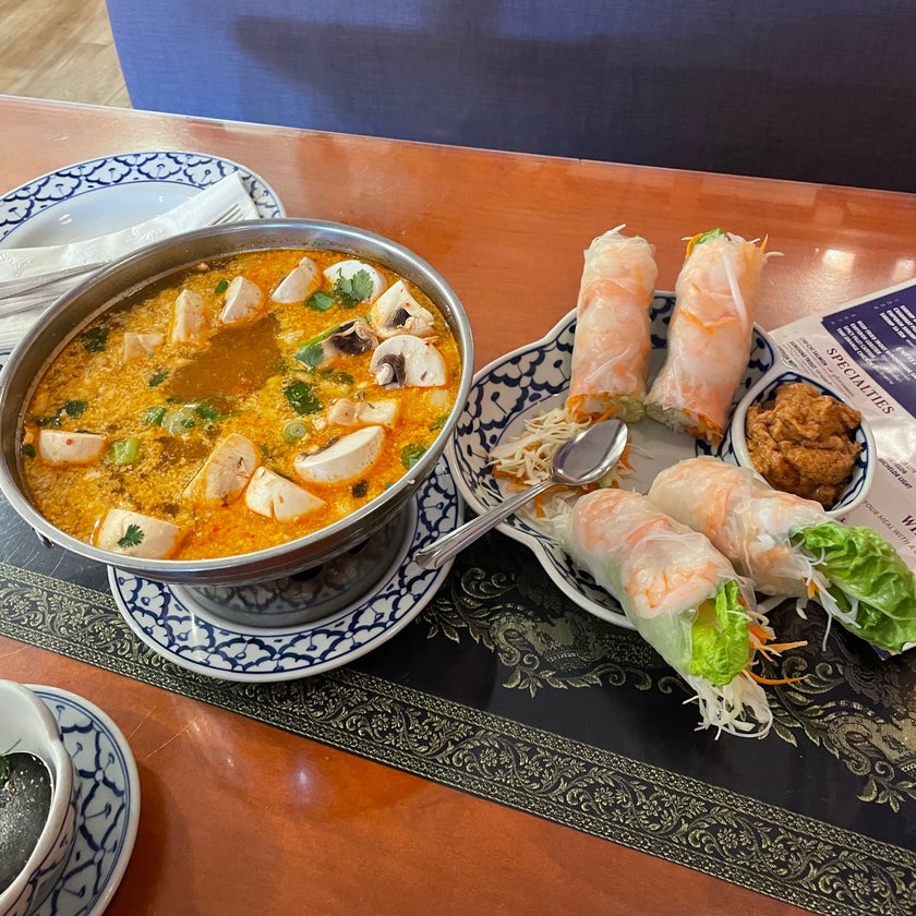 Lucky Elephant Thai Cuisine - Thai Restaurant - restaurants,bar,chicken,soup,salads,well,healthy food,parking,spicy food,dinner,great value,coconut,trendy,good for dates,lunch specials,good for groups,good for business meetings,good for special occasions,red curry,tom kah gai