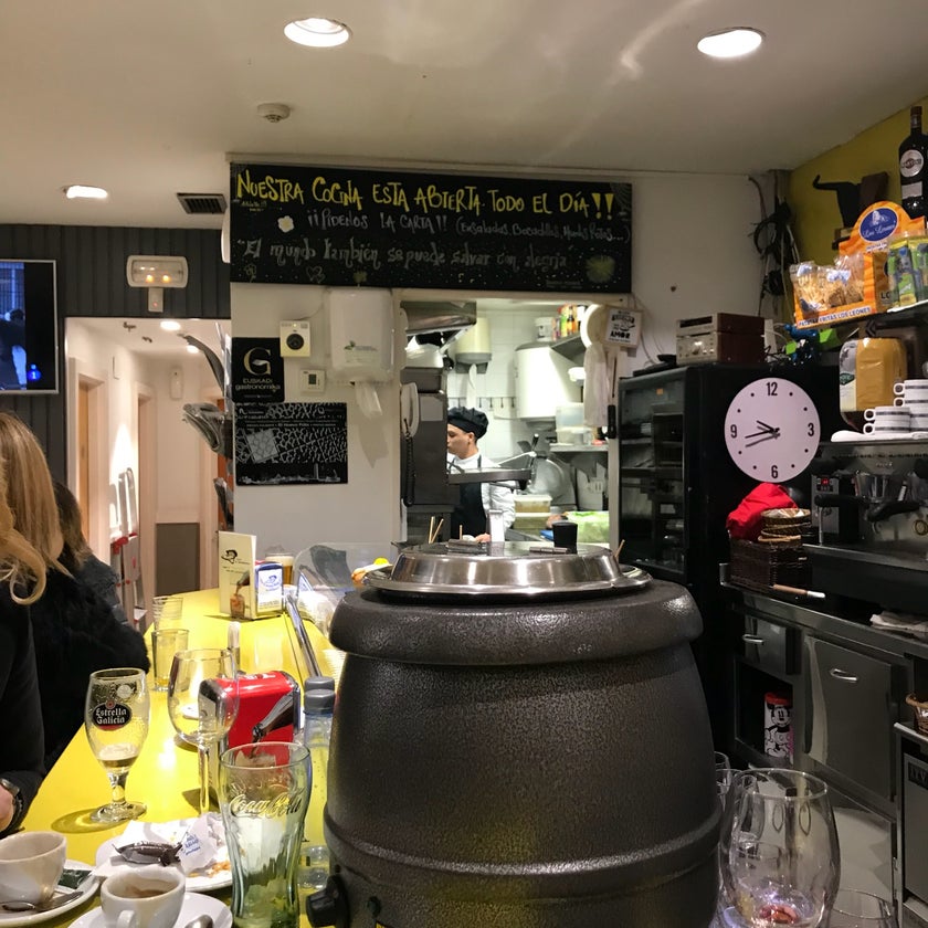El Huevo Frito - Bar,Tapas Restaurant - bar,meats,friendly staff,music,crowded,trendy,tortillas,good for a quick meal,skewers,fried eggs,pintxos,pintos,black sauce