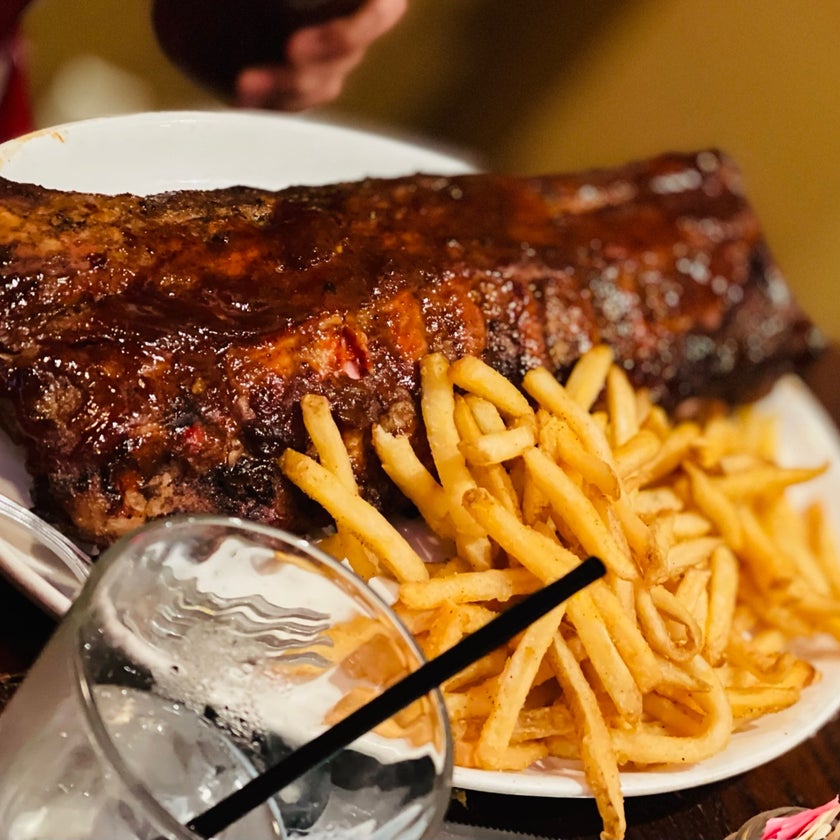 Gus's BBQ - BBQ Joint - restaurants,bar,chicken,breakfast food,sandwiches,salads,lunch,brunch food,barbecue,parking,dinner,Southern food,crowded,great value,happy hour,ribs,sausage,takes reservations,chili,appetizers,takeout,lemonade,brisket,jalapeños,picnics,cucumbers,cornbread,gumbo,tortilla soup,good for groups,tostadas,baby back,collard greens,deviled eggs,roasted garlic,creamed corn,garlic mashed potatoes,Texas style,smokey flavor,blackberry cobbler,carolina