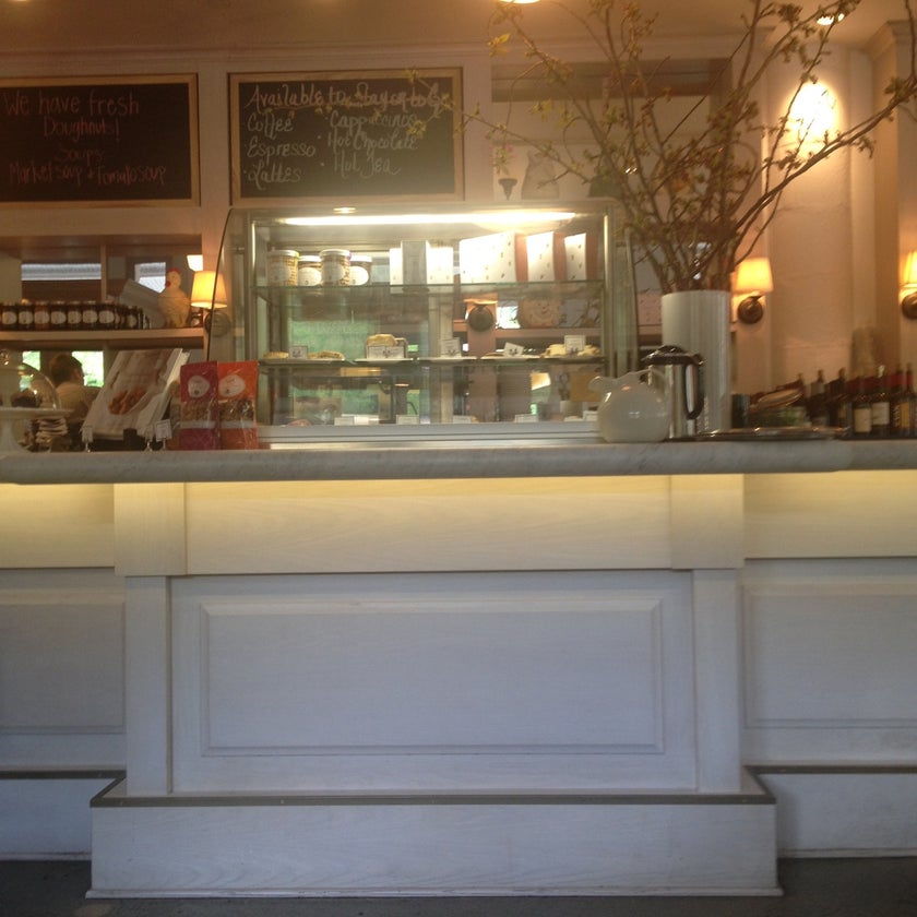 Sarabeth's Tribeca - American Restaurant - restaurants,bar,meats,breakfast food,sandwiches,pricey,salads,well,lunch,brunch food,healthy food,town,city,outdoor seating,dinner,chips,restrooms,crowded,great value,bacon,happy hour,sausage,pancakes,takes reservations,tours,bakeries,neighborhood,waffles,spacious,trendy,good for dates,French toast,showers,pickles,muffins,fresh fruit,porridge,granola,good for groups,soufflés,figs,popovers,chocolate truffle cake