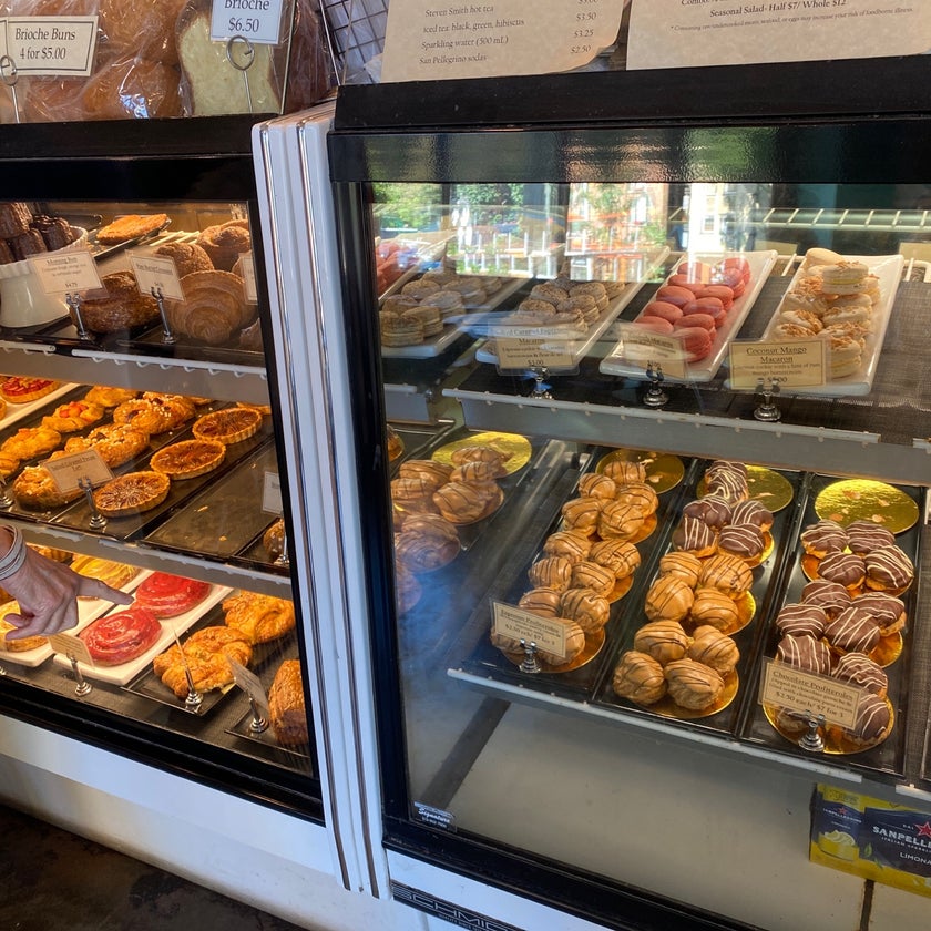 Ken's Artisan Bakery - Bakery,Coffee Shop,Pizzeria - coffee,breakfast food,sandwiches,soup,well,lunch,chocolate,cake,bread,lines,books,great value,cute,bakeries,buns,neighborhood,trendy,berries,hot dogs,country,ham,tarts,good for a quick meal,dough,roses,raspberry,fresh fruit,hazelnut,walnuts,baguettes,artisan,butter cream,cookbooks,pastry chef,baked items