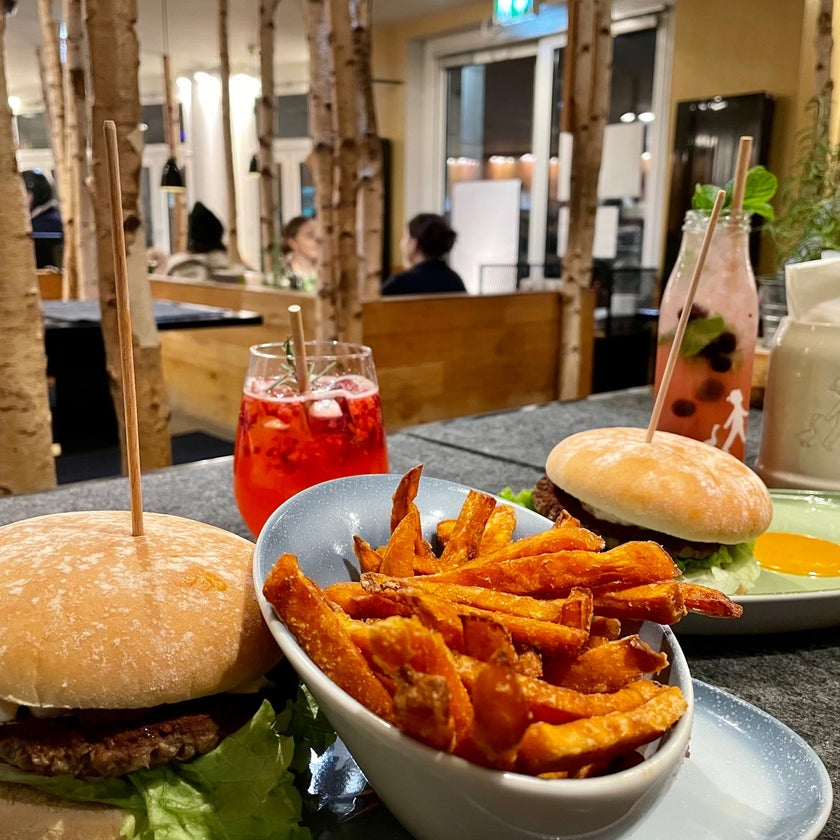 HANS IM GLÜCK Burgergrill & Bar - Bar,Burger Joint,Vegan and Vegetarian Restaurant - restaurants,good service,burgers,salads,healthy food,liquor,crowded,great value,oranges,mustard