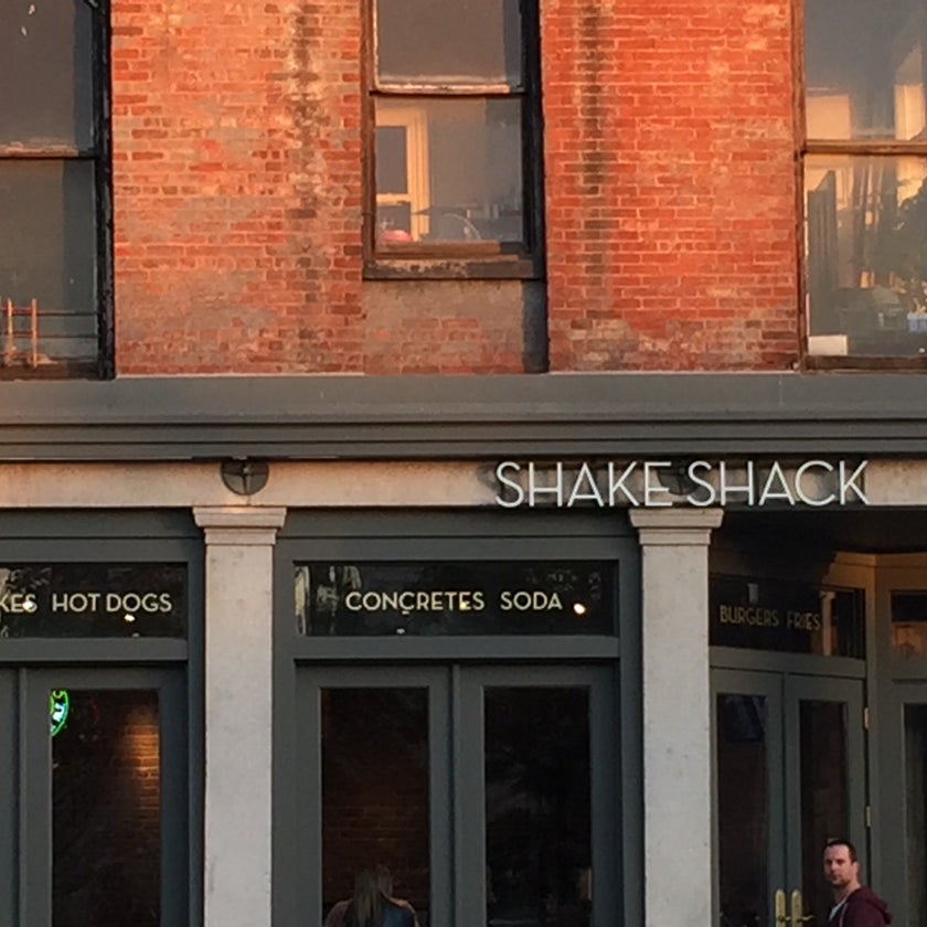 Shake Shack - Burger Joint,American Restaurant,Fast Food Restaurant - restaurants,chicken,burgers,scenic views,lunch,town,ice cream,bread,park,spicy food,outdoor seating,dinner,crowded,great value,potatoes,bacon,milkshakes,snacks,mushrooms,neighborhood,spacious,hot dogs,country,pickles,good for a quick meal,mustard,ketchup,root beer,fireworks,good for groups,shallots,brooklyn bridge,shack stack