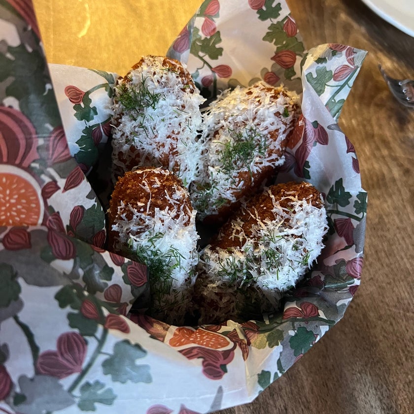 Che Fico - Italian Restaurant - meats,good service,pizza,cheese,wine,pasta,chocolate,city,spicy food,dinner,crowded,great value,peppers,small plates,onions,chili,spacious,trendy,good for dates,pineapple,olive oil,black truffles,cacio e pepe