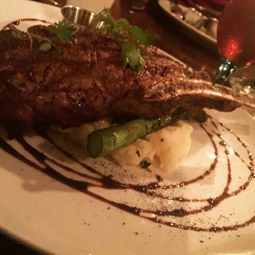 Zoes - American Restaurant,Seafood Restaurant,Steakhouse - restaurants,desserts,wine,chocolate,parking,dinner,takes reservations,booths,bisque soup,mac n