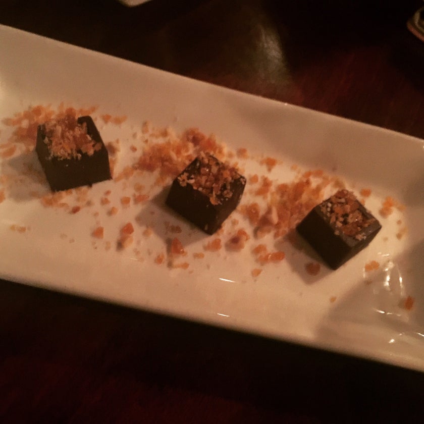 Zoes - American Restaurant,Seafood Restaurant,Steakhouse - restaurants,desserts,wine,chocolate,parking,dinner,takes reservations,booths,bisque soup,mac n