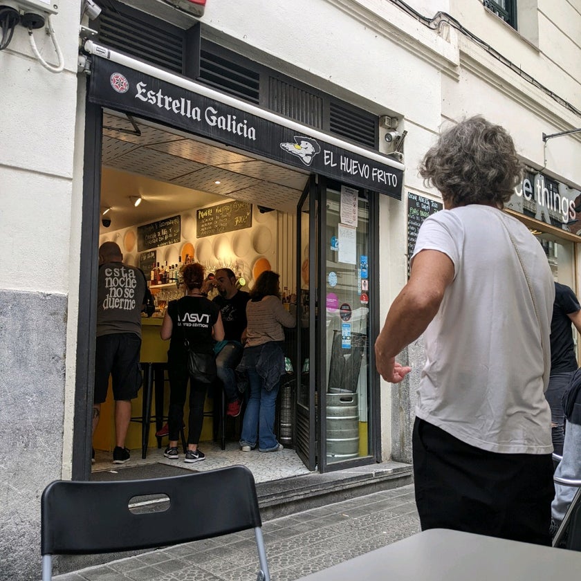 El Huevo Frito - Bar,Tapas Restaurant - bar,meats,friendly staff,music,crowded,trendy,tortillas,good for a quick meal,skewers,fried eggs,pintxos,pintos,black sauce