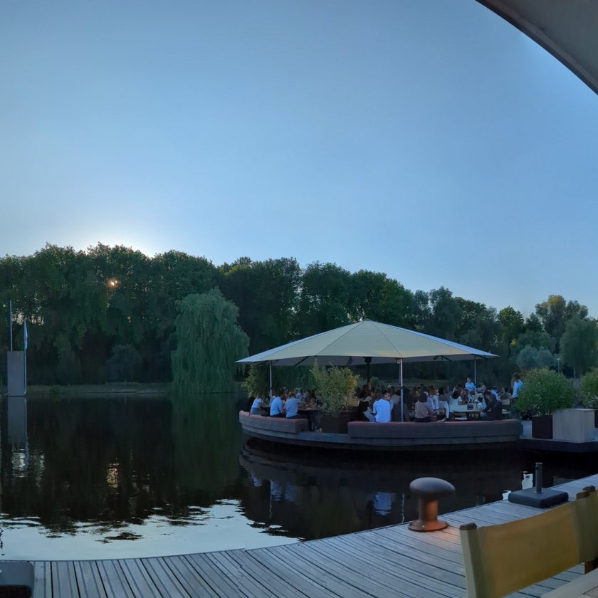 Strandzuid - Restaurant,Beach - restaurants,bar,scenic views,lunch,barbecue,beach,restrooms,crowded,comfortable,lakes,trendy,good for dates,canal,good for groups,moderately priced,sunbeds,loungers,good for singles,beatrix park