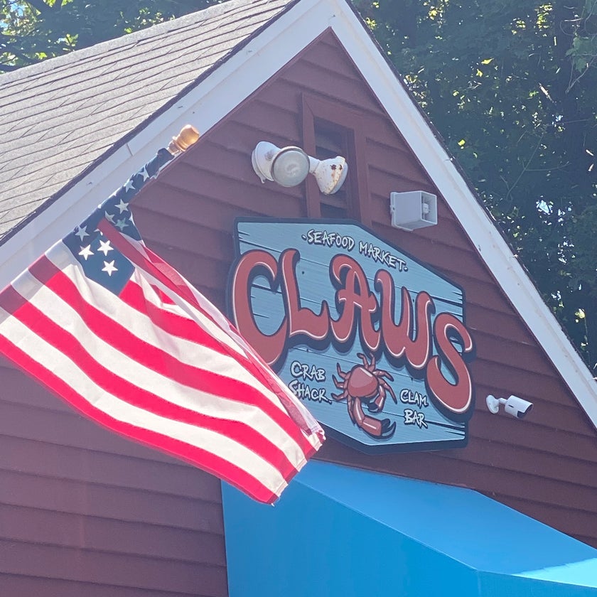 Claws Seafood Market - Fish and Chips Shop,American Restaurant,Seafood Restaurant - staff,soup,healthy food,parking,french fries,fresh food,comfortable,island,good for a quick meal,good for special occasions