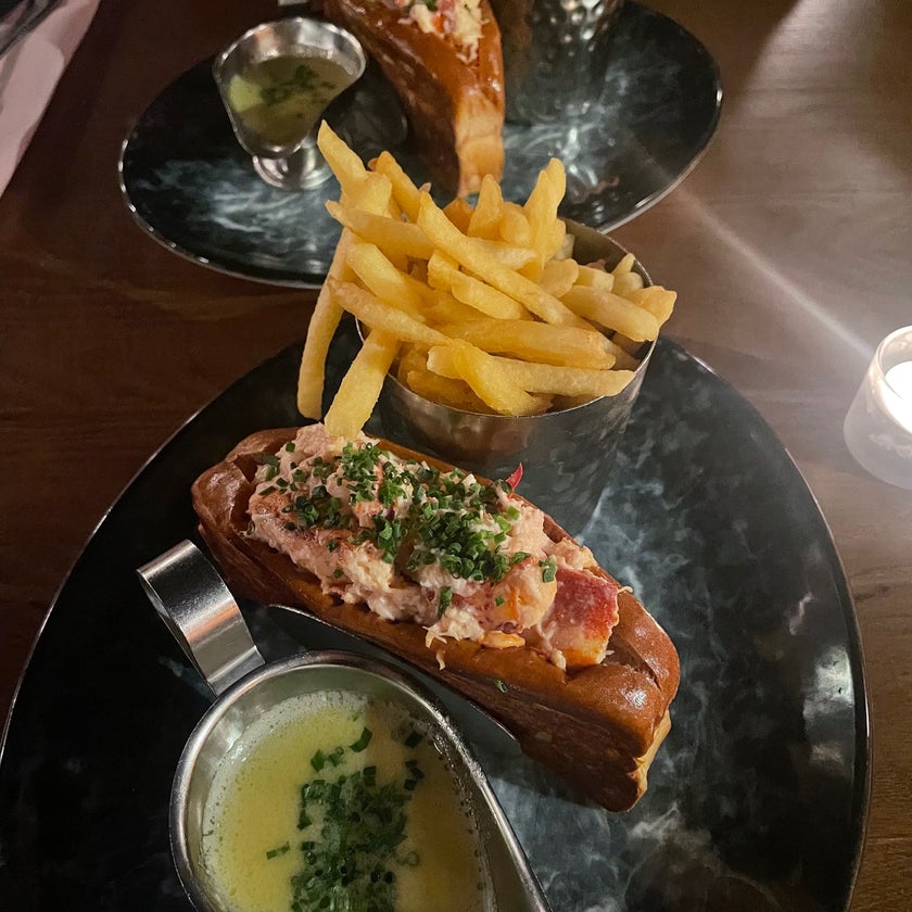 Burger & Lobster - Arts and Entertainment,Cocktail Bar,Burger Joint - burgers,sandwiches,cheese,salads,well,lunch,healthy food,town,dinner,crowded,tropical drinks,great value,lobster,spacious,trendy,truffles,good for groups,vanilla milkshakes,lemon juice,panko,raspberry lemonade,good for singles