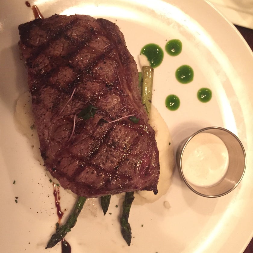 Zoes - American Restaurant,Seafood Restaurant,Steakhouse - restaurants,desserts,wine,chocolate,parking,dinner,takes reservations,booths,bisque soup,mac n