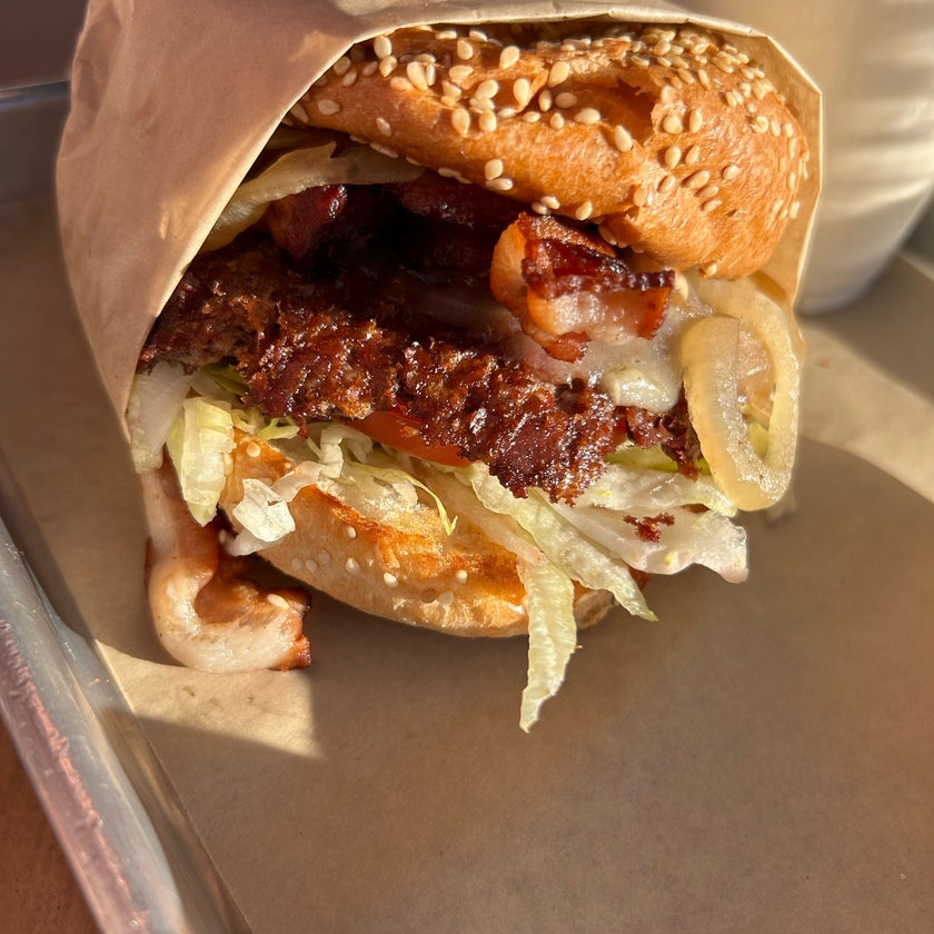 Hi-Way Burger & Fry - Burger Joint,Fast Food Restaurant,Burgers,Fast Food - good service,burgers,cheese,salads,french fries,milkshakes,homemade food,buns,cheeseburgers,pickles,sesame,olive oil,grilled onions,grass fed