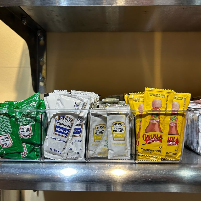Hi-Way Burger & Fry - Burger Joint,Fast Food Restaurant,Burgers,Fast Food - good service,burgers,cheese,salads,french fries,milkshakes,homemade food,buns,cheeseburgers,pickles,sesame,olive oil,grilled onions,grass fed