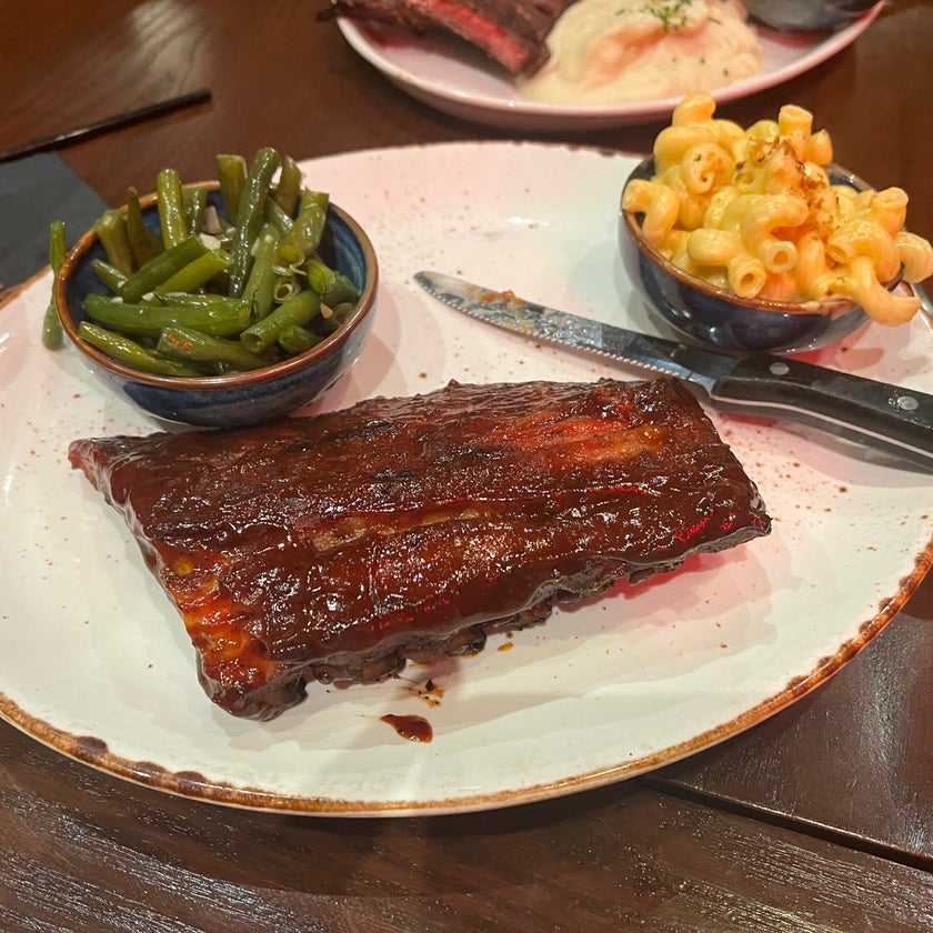 Gus's BBQ - BBQ Joint - restaurants,bar,chicken,breakfast food,sandwiches,salads,lunch,brunch food,barbecue,parking,dinner,Southern food,crowded,great value,happy hour,ribs,sausage,takes reservations,chili,appetizers,takeout,lemonade,brisket,jalapeños,picnics,cucumbers,cornbread,gumbo,tortilla soup,good for groups,tostadas,baby back,collard greens,deviled eggs,roasted garlic,creamed corn,garlic mashed potatoes,Texas style,smokey flavor,blackberry cobbler,carolina